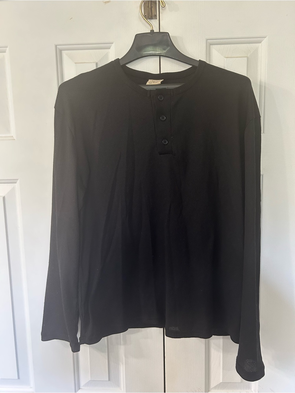 Men's Black Long-Sleeve Ribbed Henley Shirt